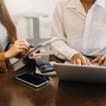 Prawne aspekty pracy z freelancerami a obsługa kancelarii